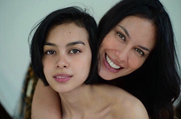 10 Keluarga Artis yang Puasa Bareng Keluarga Berbeda Keyakinan
