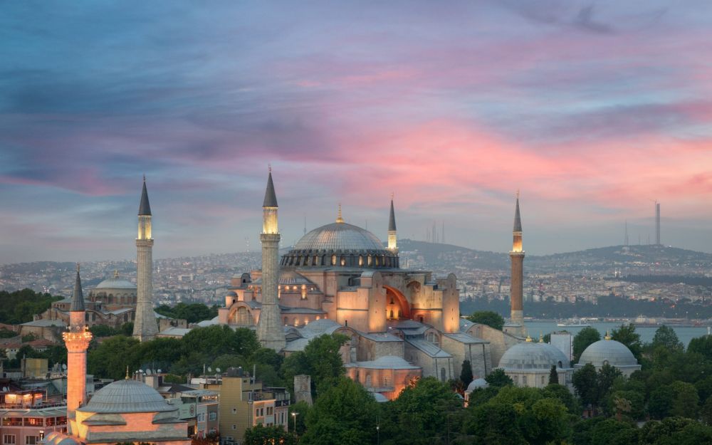 3. Arsitek yang ditugaskan membangun Hagia Sophia 