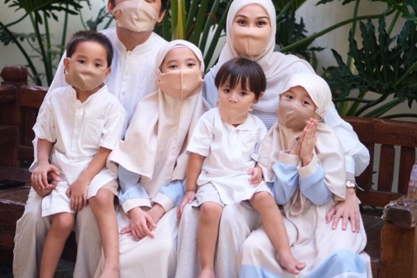 Taat Aturan, 10 Artis Ini Memakai Masker saat Rayakan Lebaran
