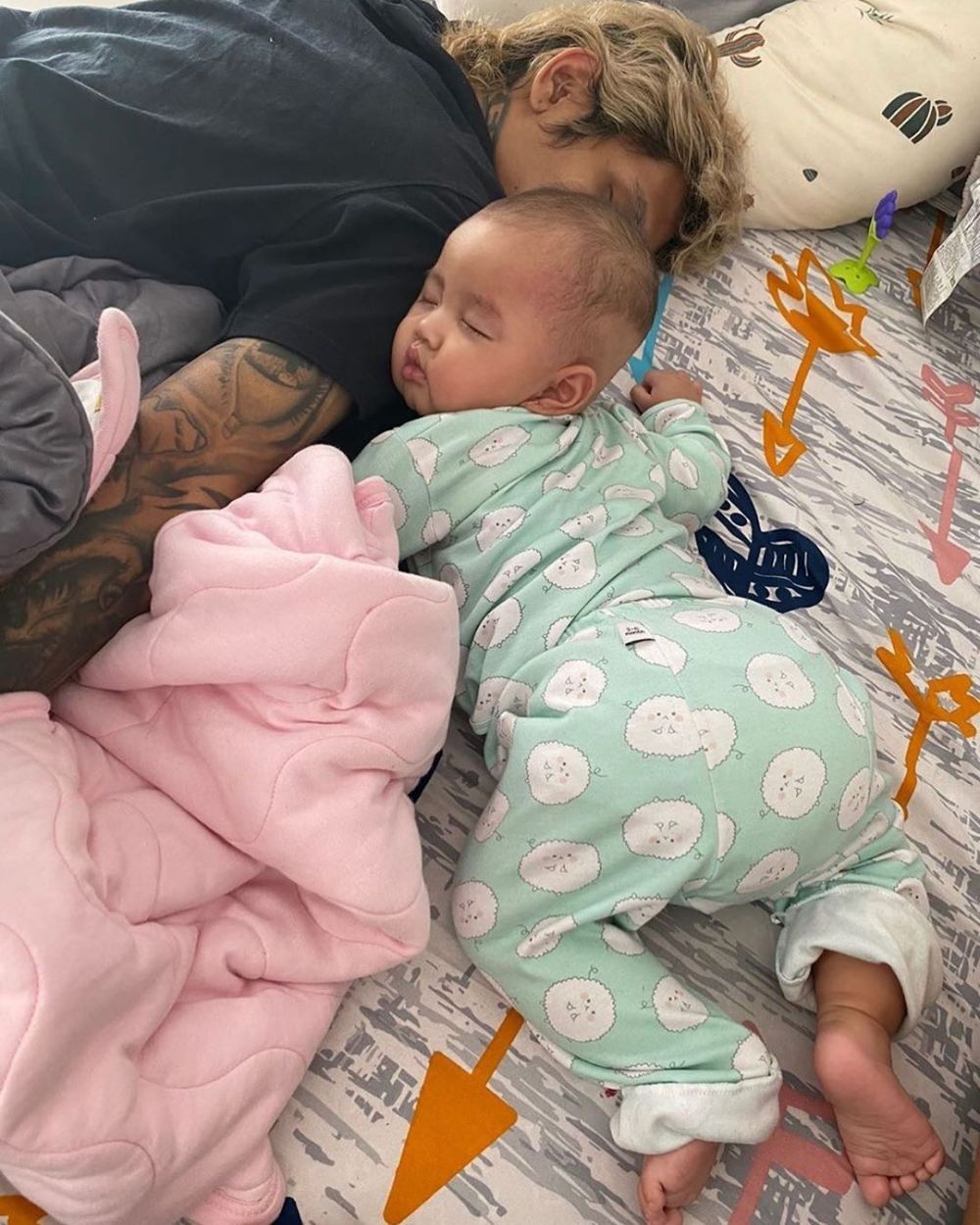 Potret Unyu 10 Artis Indonesia Tidur Bareng Anak