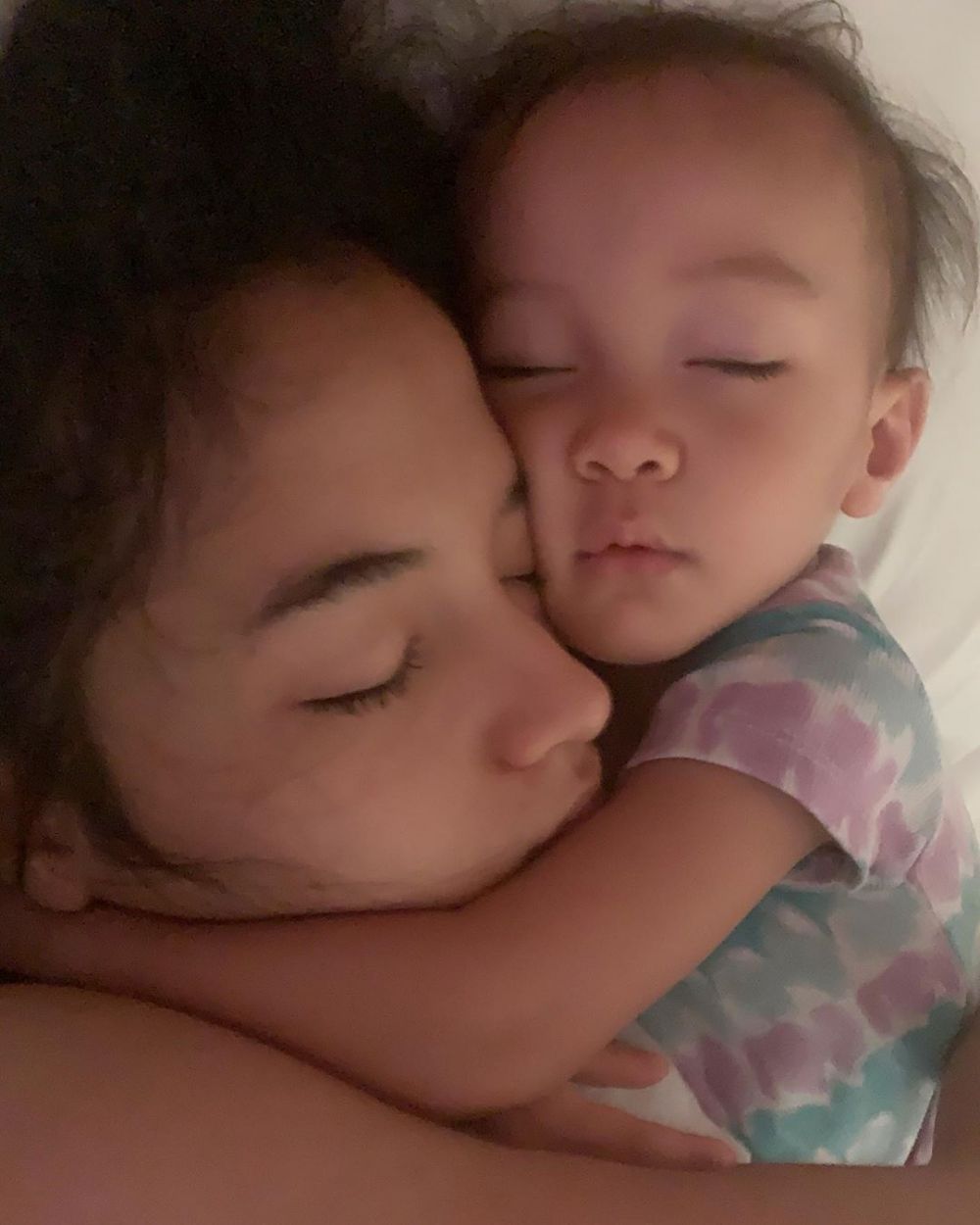 Potret Unyu 10 Artis Indonesia Tidur Bareng Anak