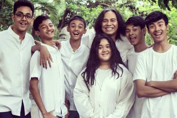10 Potret Kedekatan Ferdy Tahier dengan Banyak Anak, Ramai dan Seru!