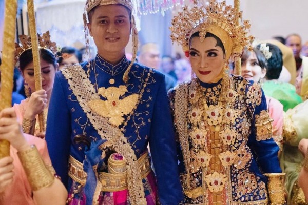 6 Keunikan Tradisi Pernikahan Adat Bugis, Sentuhan Pertama Diatur lho!