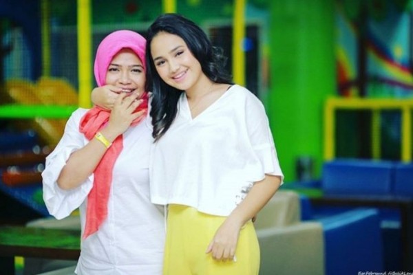 9 Momen Manis Kedekatan Syifa Hadju dengan Sang Ibu, Anak Kesayangan