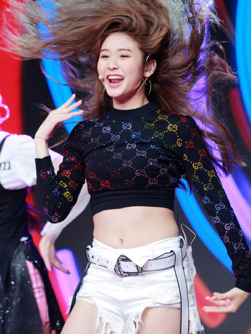 9 Pesona Denise Golden Maknae Secret Number di Atas Panggung