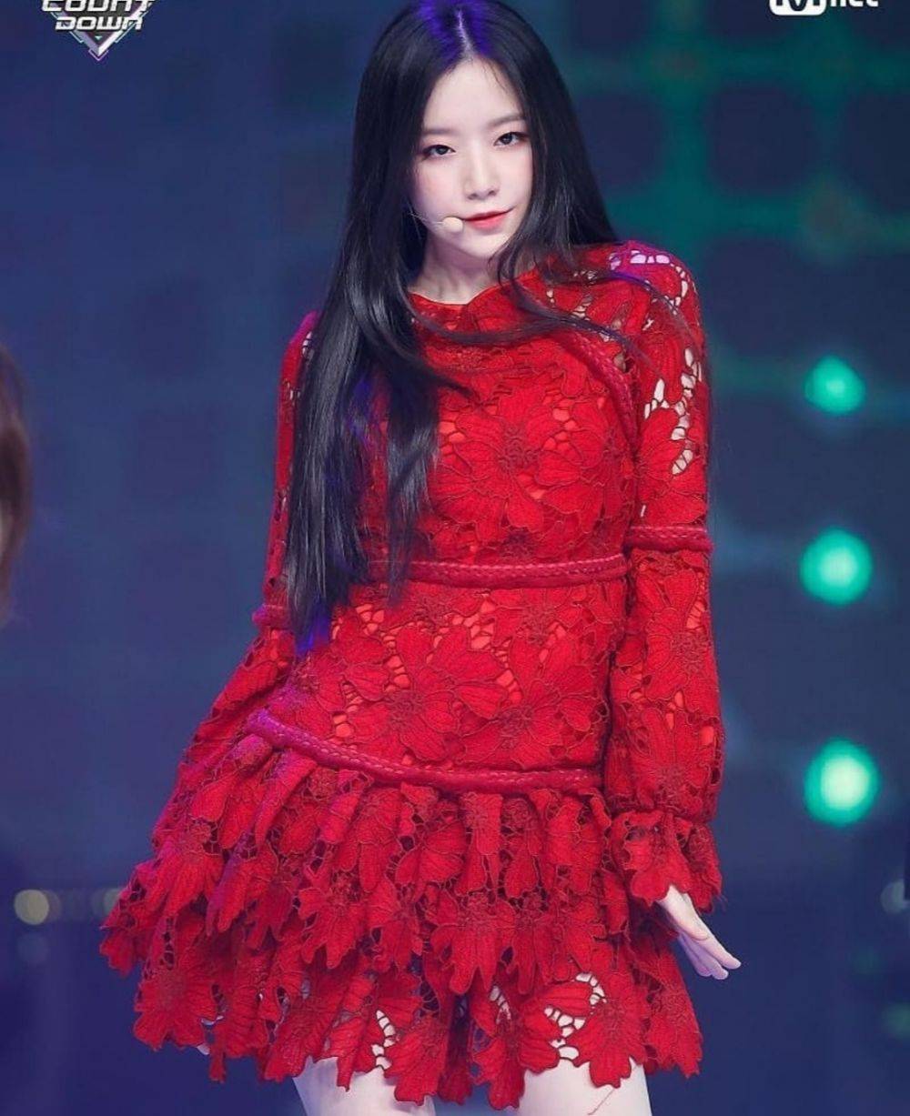 10 Potret Shuhua Gi Dle Dengan Outfit Merah Bikin Susah Move On 8144