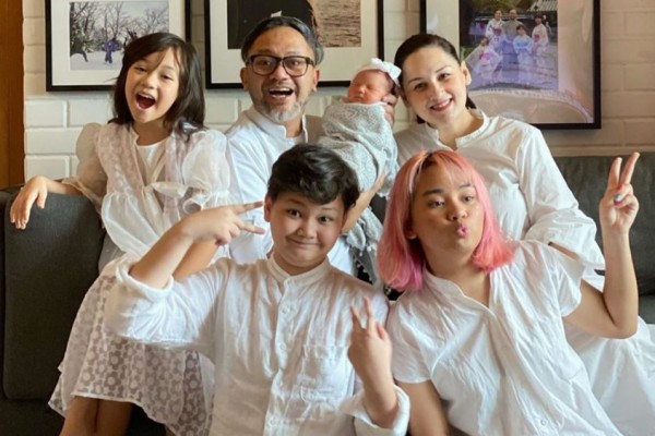 Sampai Ketiduran, 9 Potret Telaten Indra Brasco Momong Baby Numa