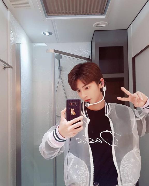 10 Potret Mirror Selfie Taehyun Txt Boyfriend Material Banget 1063