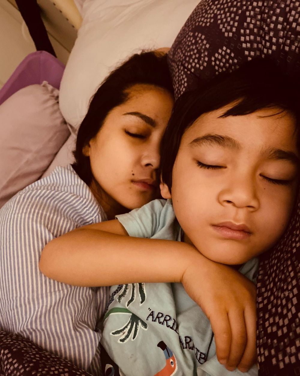 Potret Unyu 10 Artis Indonesia Tidur Bareng Anak