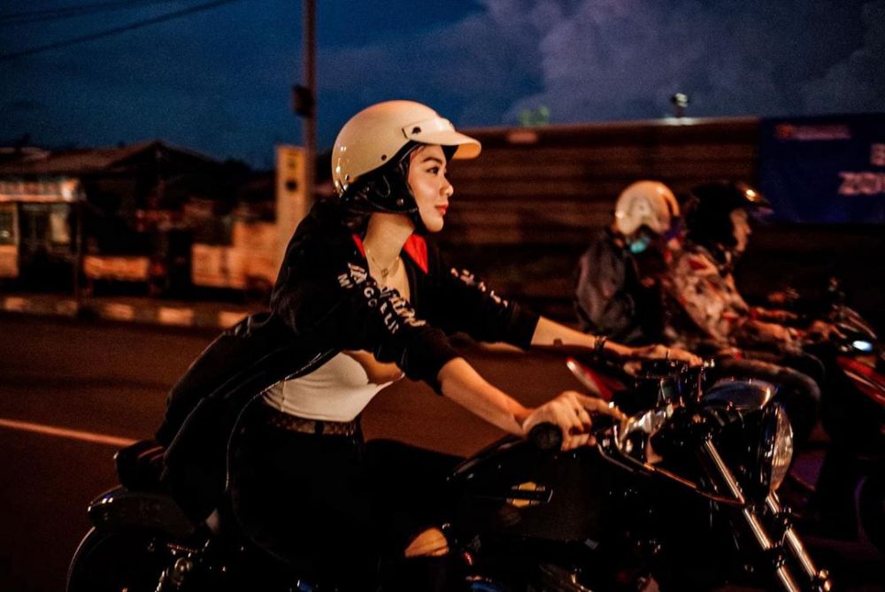 9 Artis Perempuan Hobi Naik Motor, Wika Salim hingga Nikita Mirzani