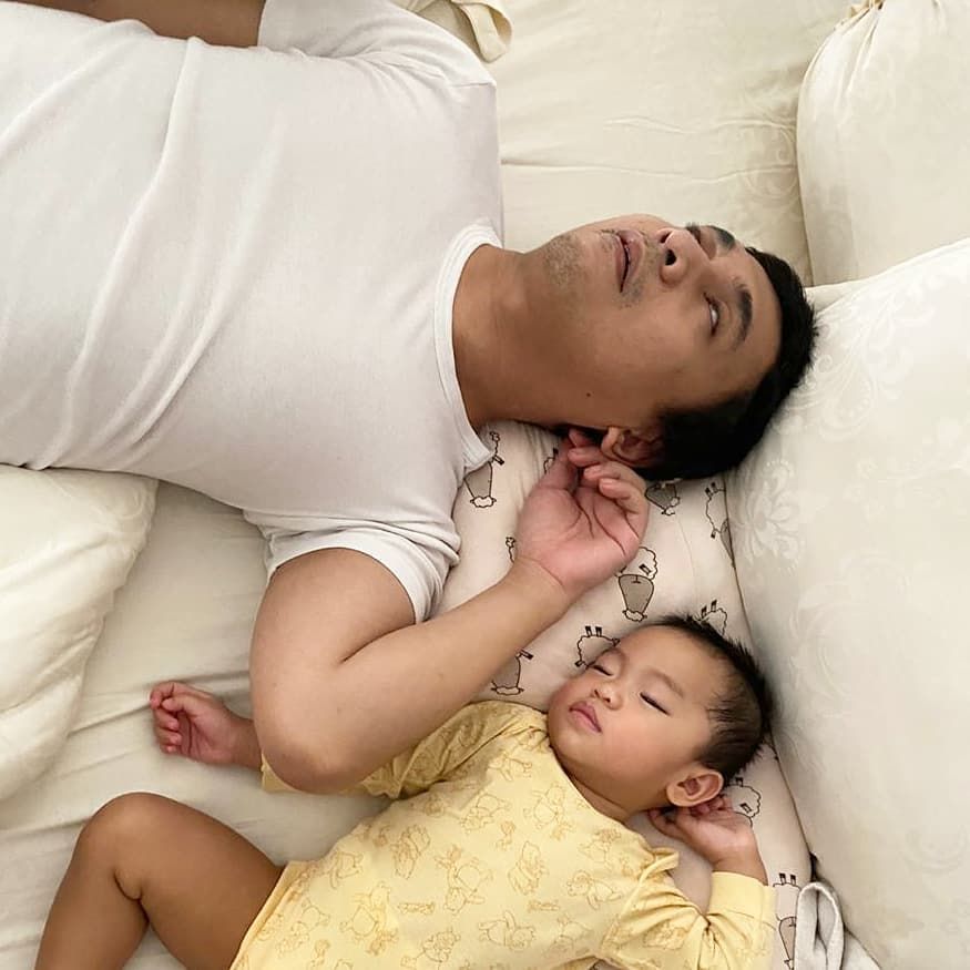 Potret Unyu 10 Artis Indonesia Tidur Bareng Anak