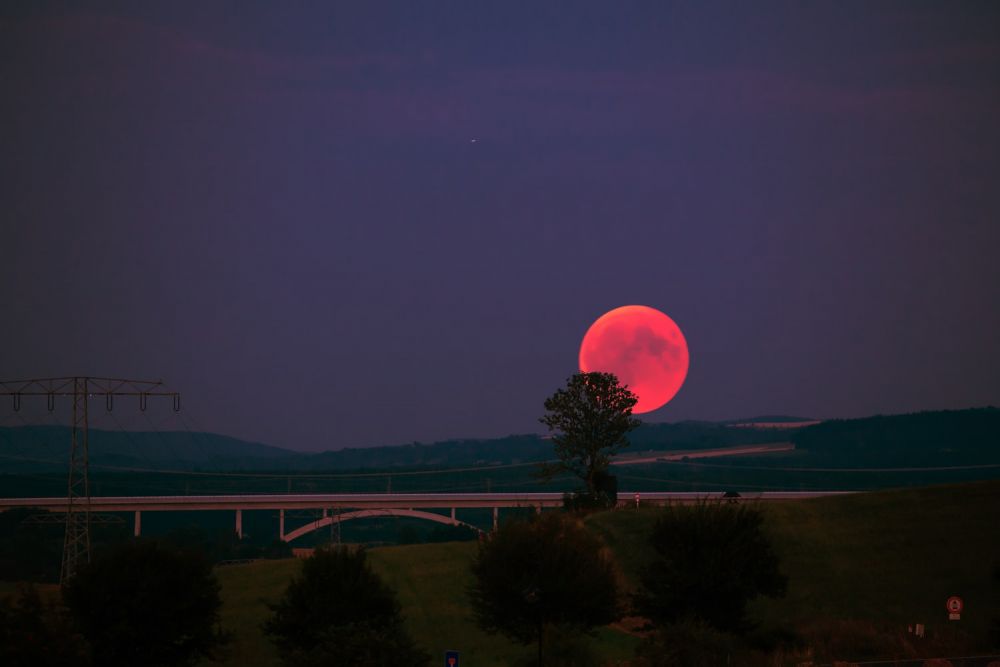 5 Tips Memotret Super Moon Blood 26 Mei 2021, Cuma Pakai Handphone