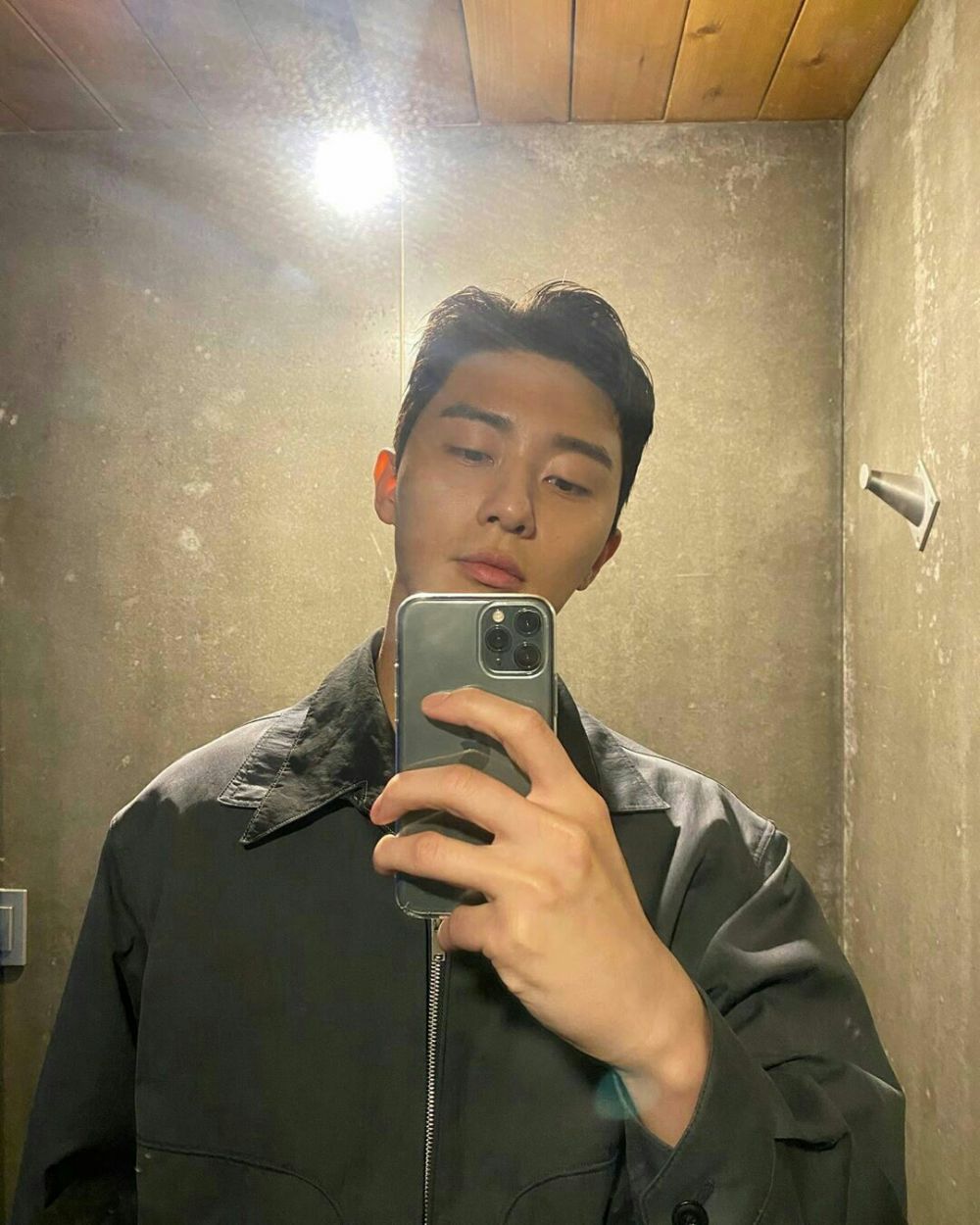 11 Potret Kece Aktor Korea Saat Mirror Selfie, Ada Favoritmu?