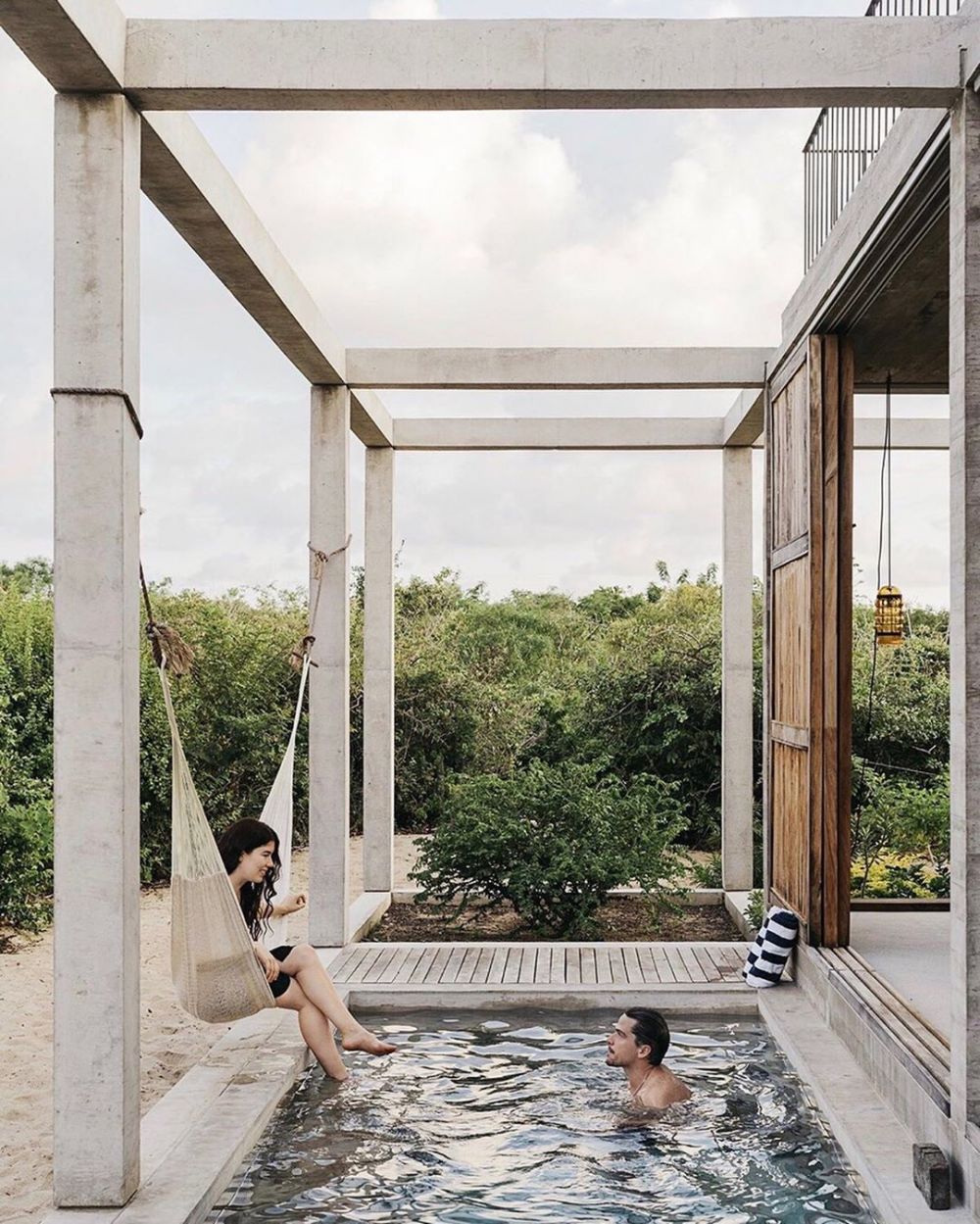 10 Desain Kolam Renang ala Hotel Bagi yang Rindu Liburan