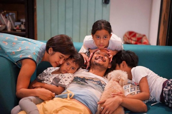 Family Man! 10 Potret Kehangatan Dwi Sasono Bersama Keluarga Kecilnya