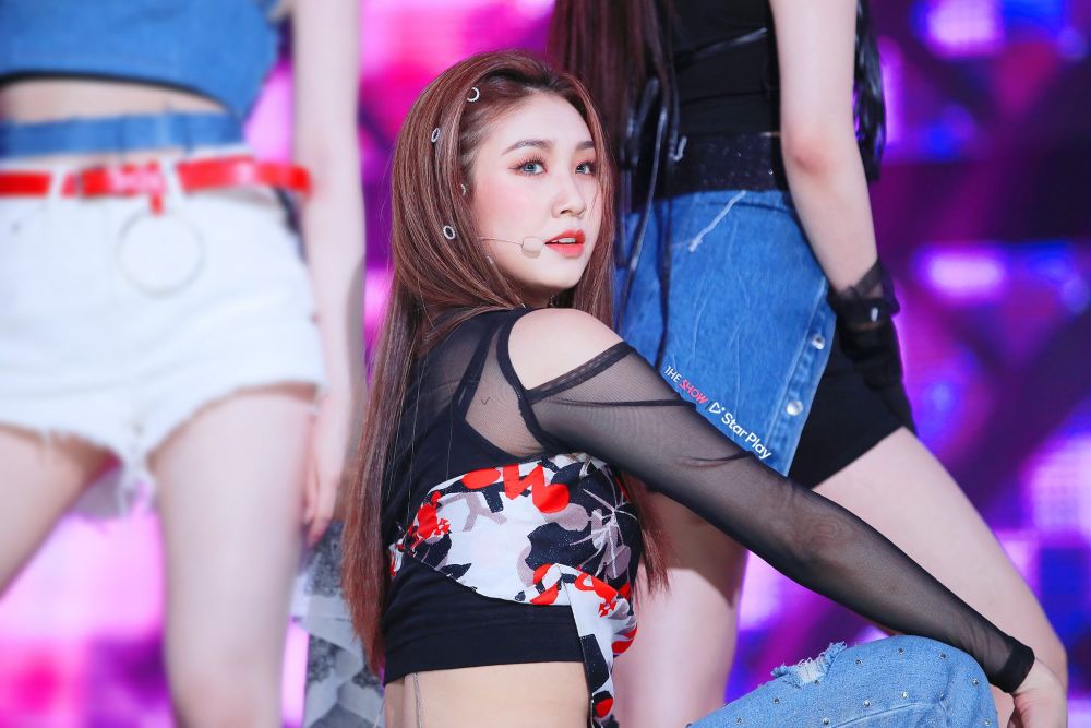 9 Pesona Denise Golden Maknae Secret Number di Atas Panggung