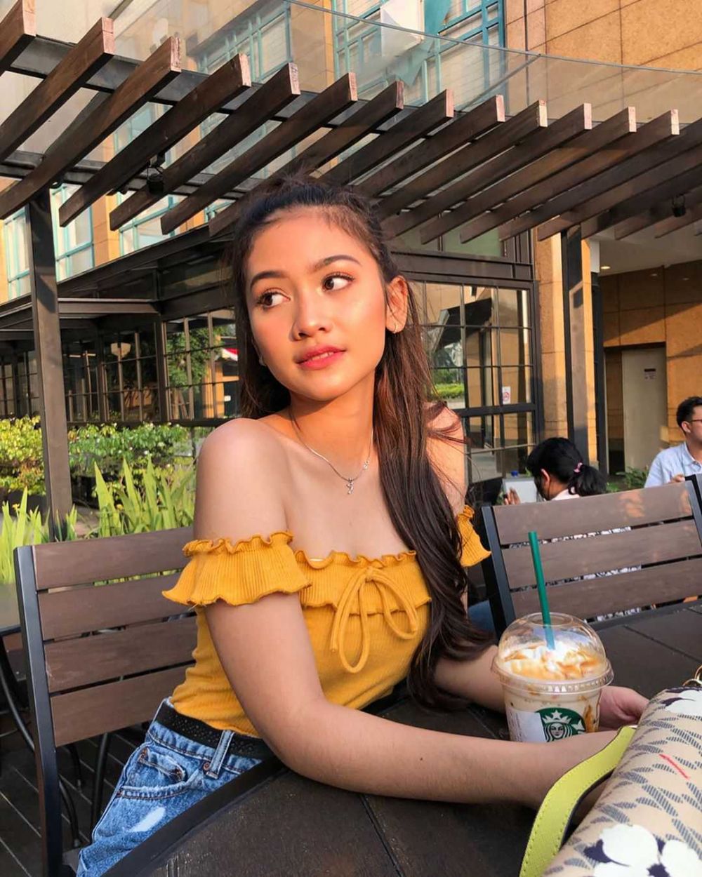 10 Inspirasi Ootd Pakai Atasan Off Shoulder Ala Aktris Sarah Tuffahati