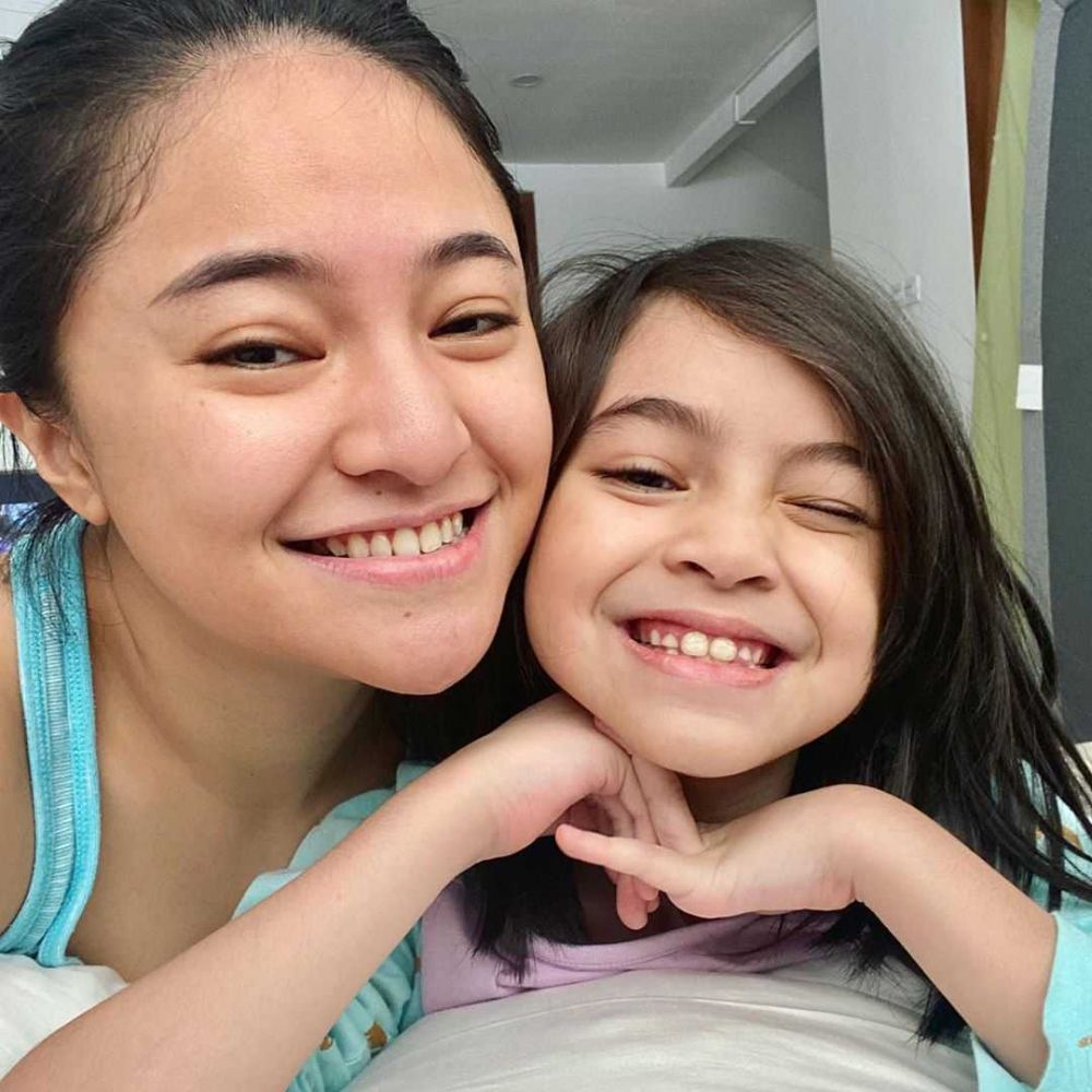 Usianya Baru 20 Tahunan, 10 Artis Ini Sudah Jadi Single Mom