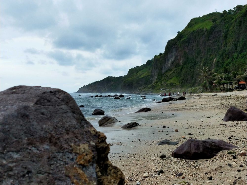7 Pesona Wisata Pantai Menganti yang Dijuluki New Zealand Indonesia 
