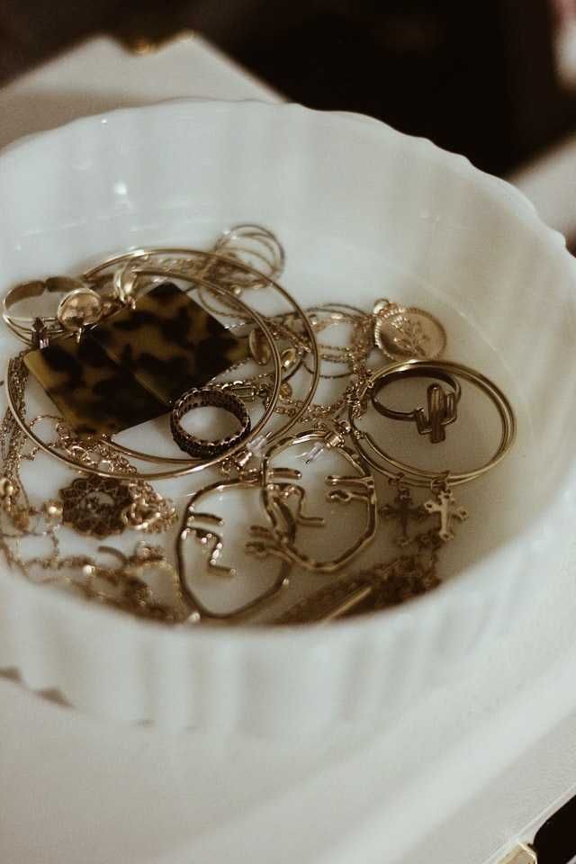 Tips Memilih Perhiasan Emas Biar Gak Alergi saat Dipakai