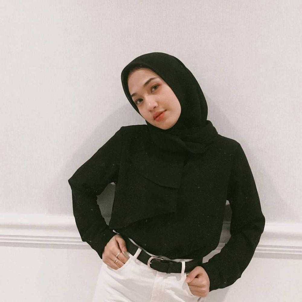10 Ide Outfit Hijab ala Hafna Alliya, Istri Angga Putra 'Anak Langit'