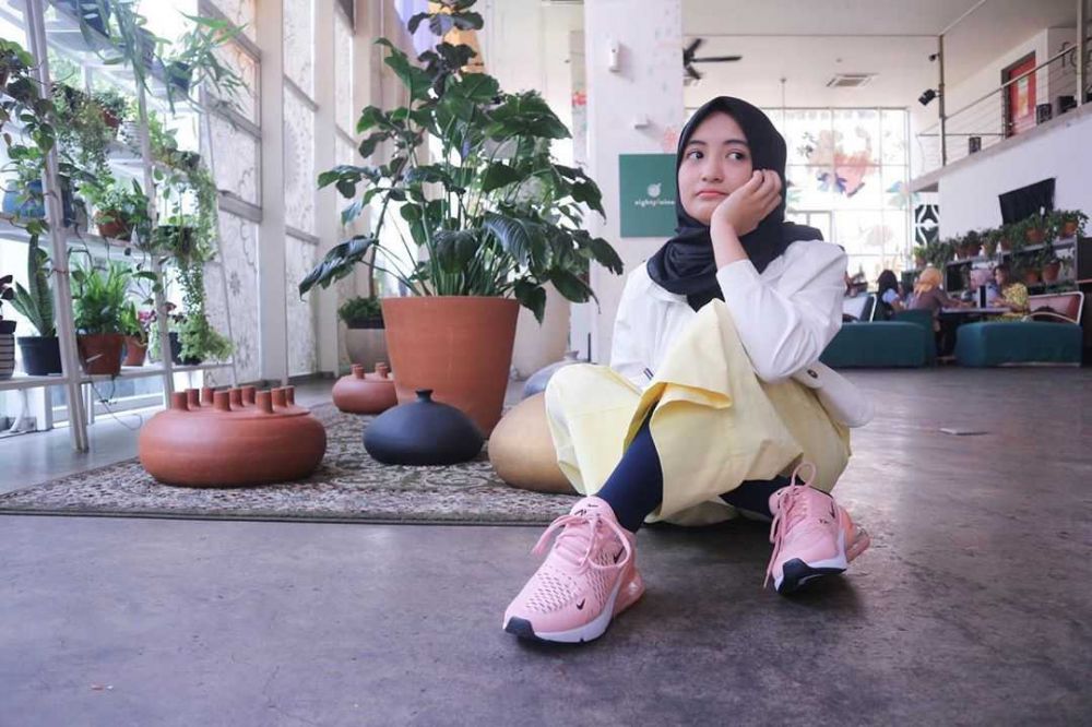 10 Ide OOTD Hijab Pakai Sweater ala Arafah Rianti, Pas untuk Hangout