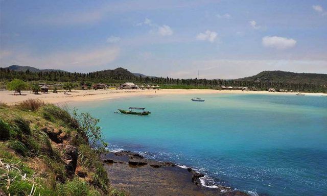 Tidak Hanya Kuta, Lombok Tengah juga Punya Pantai Tanjung Aan
