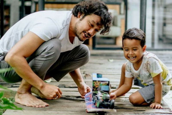 Sosok Family Man, 10 Potret Dwi Sasono dan Keluarga