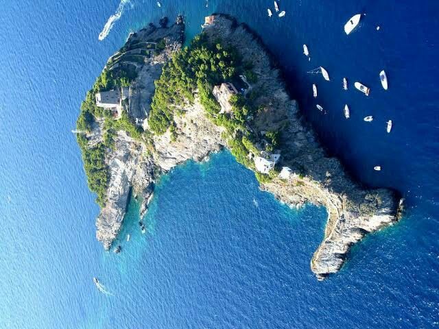 5 Pulau dengan Bentuk Paling Unik yang Ada di Dunia, Cantik Banget!