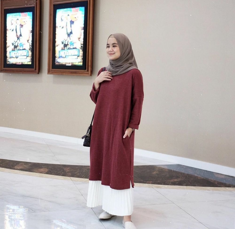 10 Ide OOTD Hijab dengan Rok Putih, Jangan Takut Kotor!