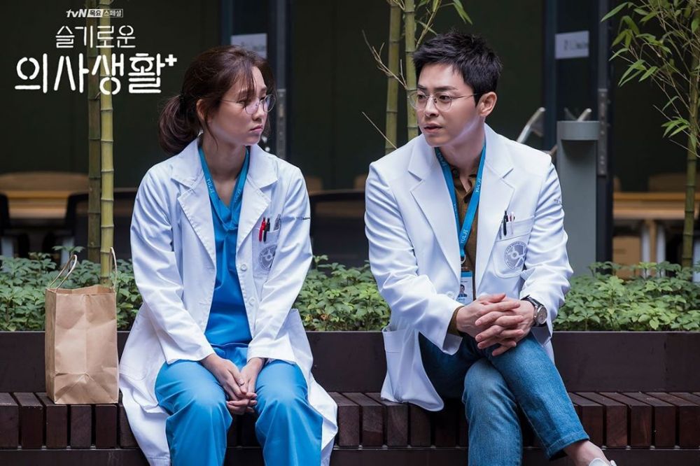 10 Potret Manis Lee Ik Jun & Jang Gyeo Wool 'Hospital Playlist'