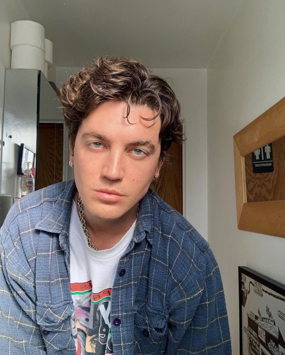 Rilis Single Baru, 10 Potret Paul Klein LANY Yang Bikin Jatuh Hati