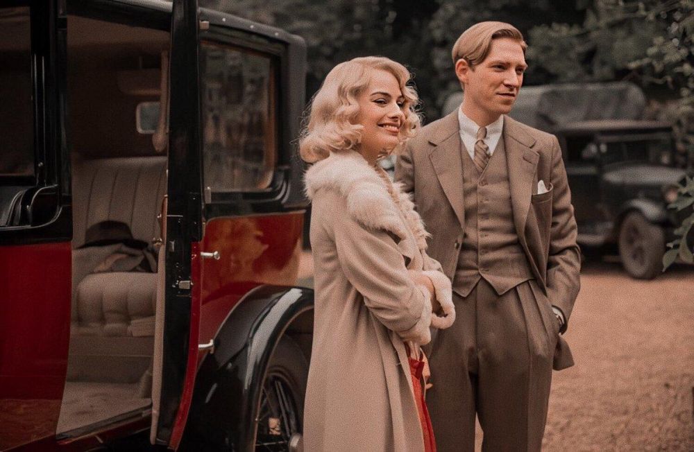 Margot Robbie dan Domhnall Gleeson dalam film 'Goodbye Christopher Robin'