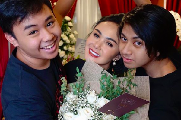 Rayakan Ultah ke-48, 10 Momen Manis Yuni Shara dan Kedua Putranya