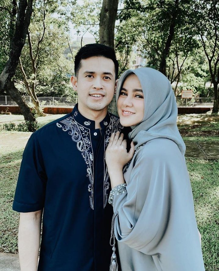 Diterpa Isu Selingkuh, 10 Potret Mesra Olla Ramlan dan Suami