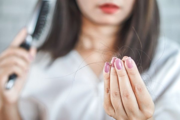 5 Tips Merawat Rambut Rontok agar Sehat, Kuat, dan Tebal