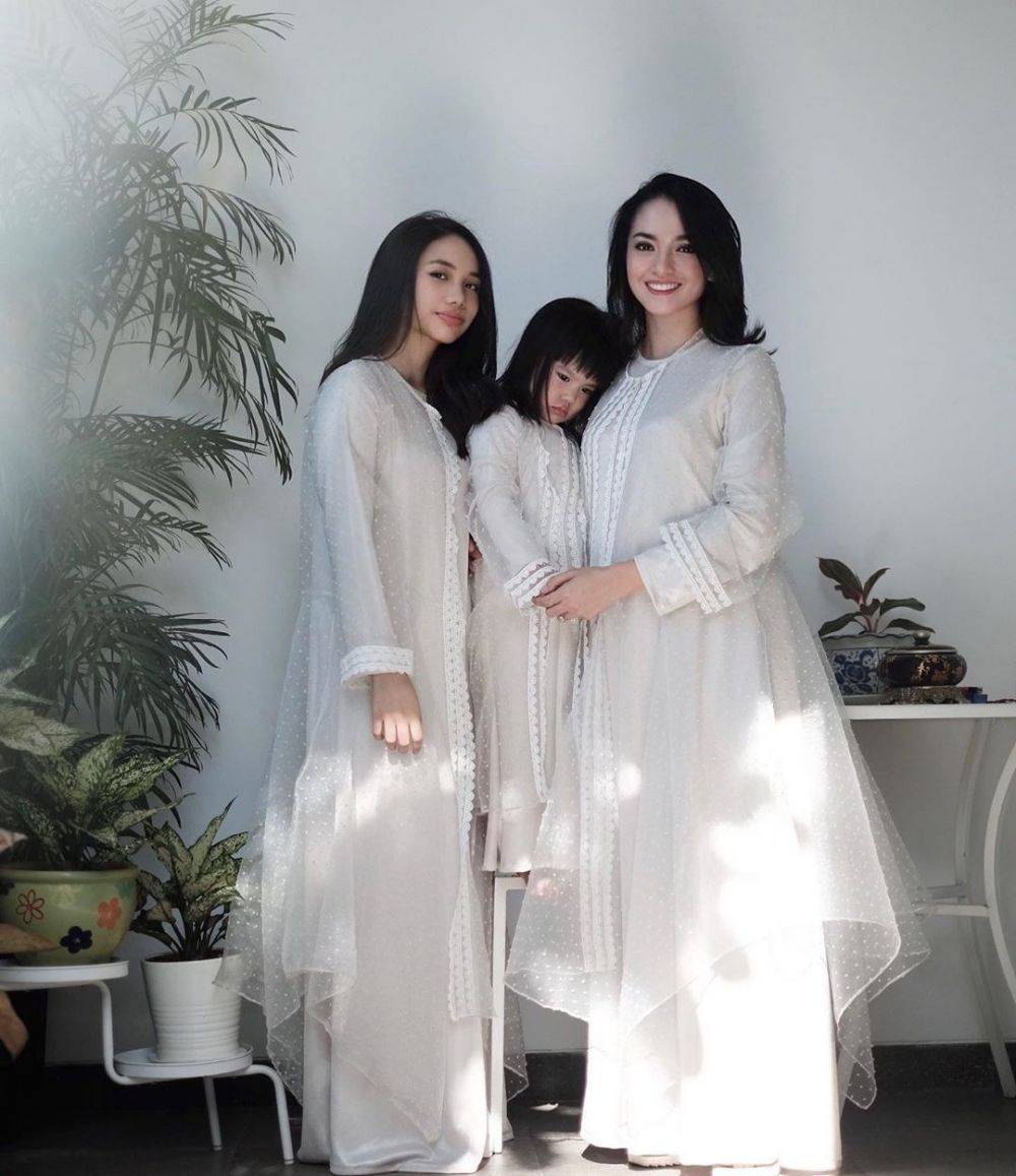 Tangguh, 10 Artis Single Mom Ini Besarkan Anak Lebih Dari Satu