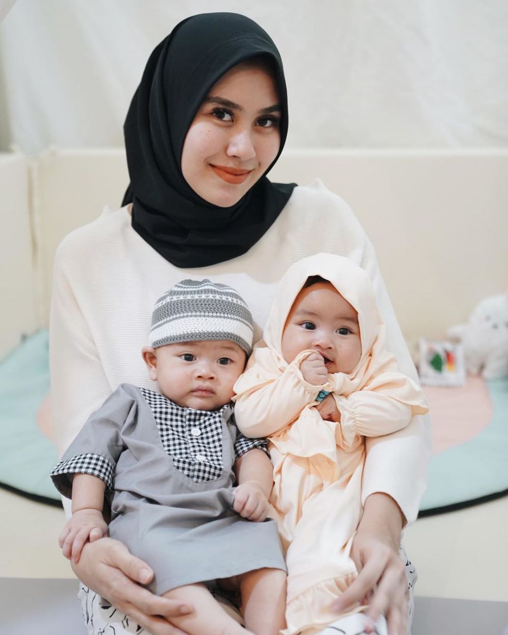 10 Potret Gemas Putri Syahnaz Sadiqah Baby Zunaira Saat Berhijab