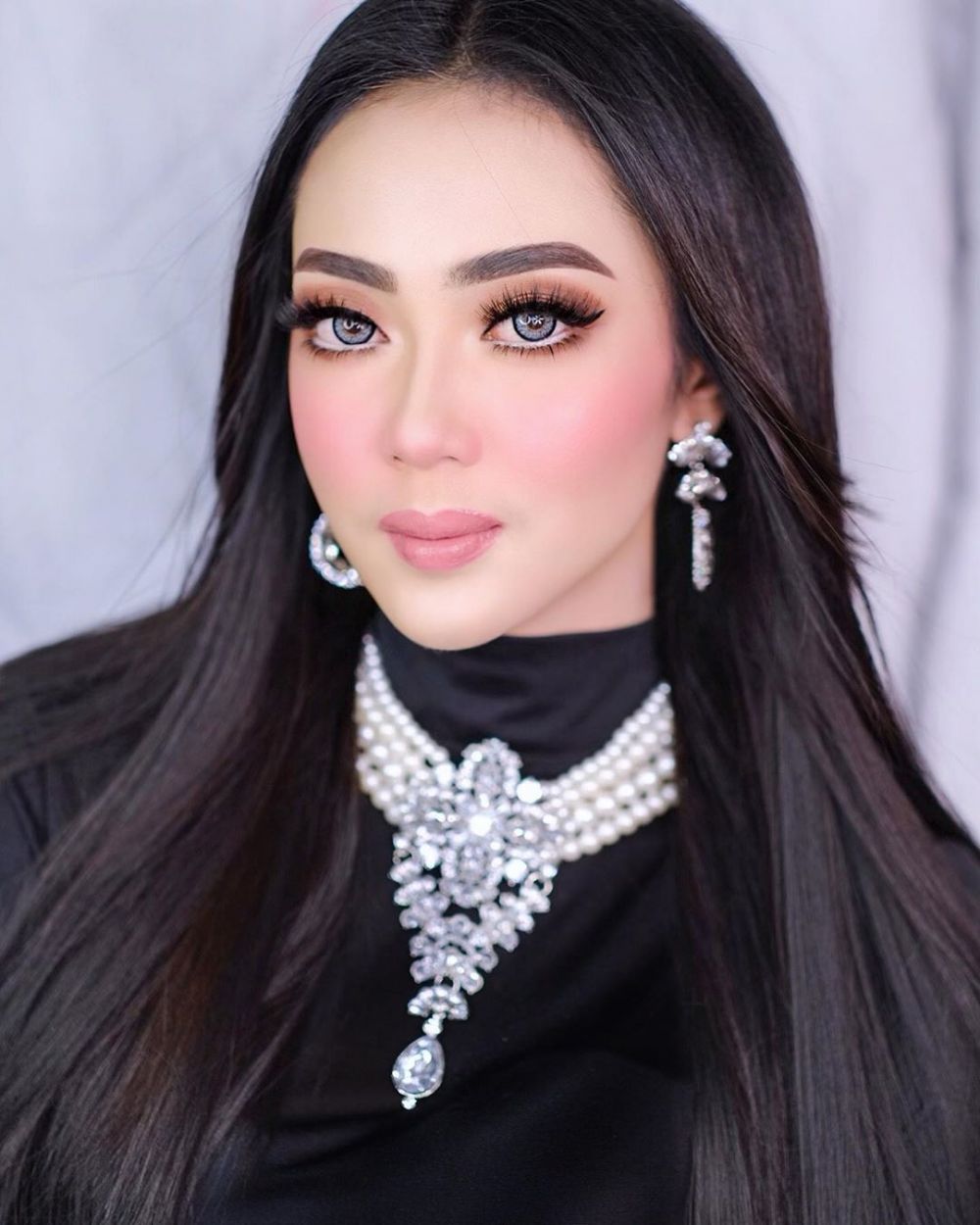 Model Viral Mirip Syahrini, 9 Potret Menawan Tyara Melati