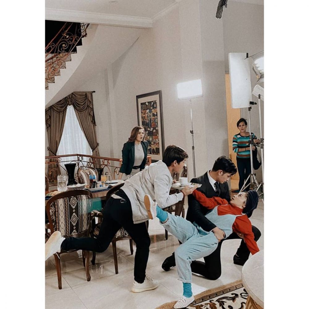 Terlibat Cinta Segitiga, 10 Momen Nikita Willy Dirayu Dua Aktor Kece