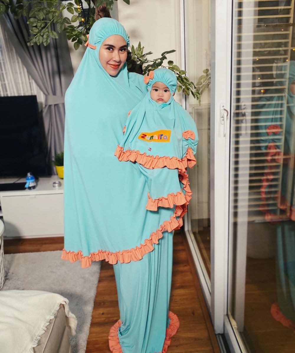 10 Potret Gemas Putri Syahnaz Sadiqah Baby Zunaira Saat Berhijab
