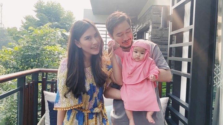 10 Potret Gemas Putri Syahnaz Sadiqah Baby Zunaira Saat Berhijab