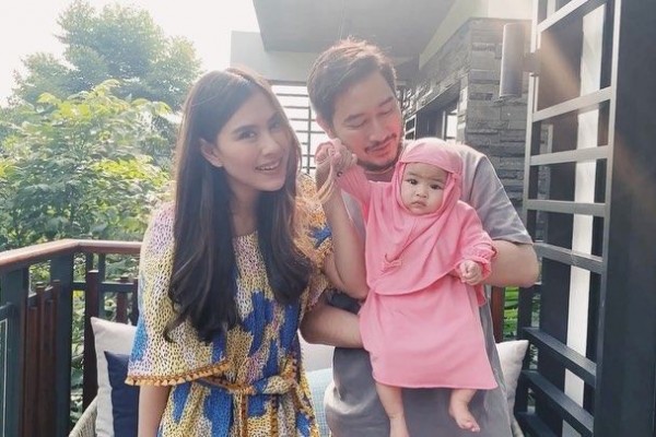10 Potret Gemas Putri Syahnaz Sadiqah Baby Zunaira Saat Berhijab