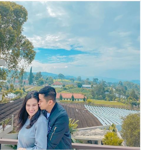 Umumkan Kehamilan, 10 Potret Romantis Angbeen Rishi Dan Adly Fayruz