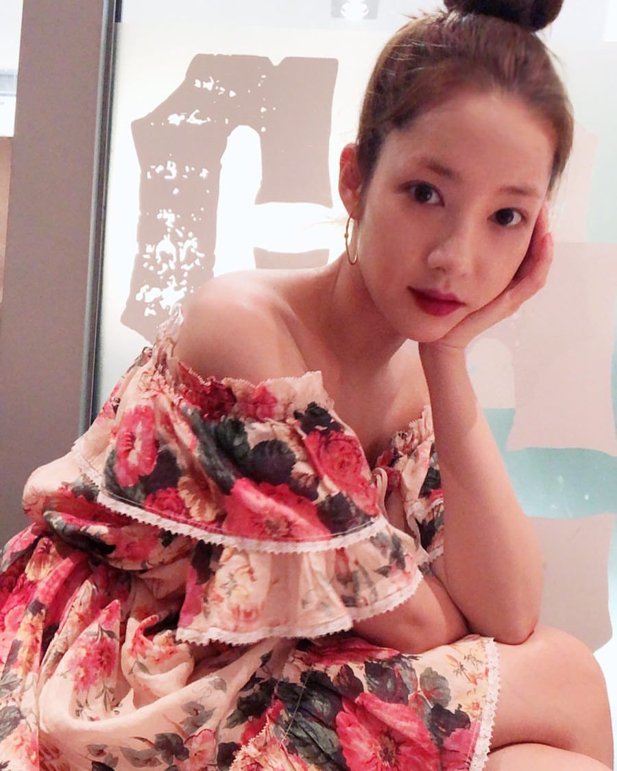 Kece Banget, 10 Gaya Rambut Cepol dan Outfit Keren ala Park Min Young