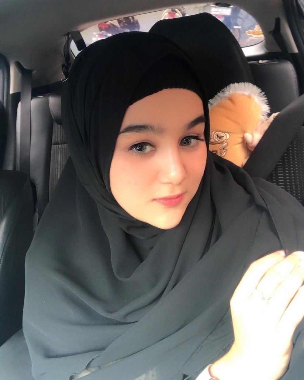 Biasa Buka-bukaan, 9 Potret Adem Hana Hanifah Kenakan Hijab