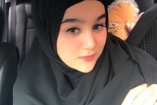 Biasa Buka-bukaan, 9 Potret Adem Hana Hanifah Kenakan Hijab