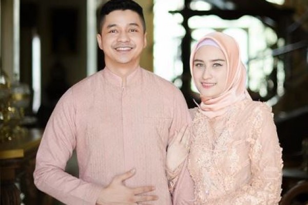 Umumkan Kehamilan, 10 Potret Romantis Angbeen Rishi Dan Adly Fayruz