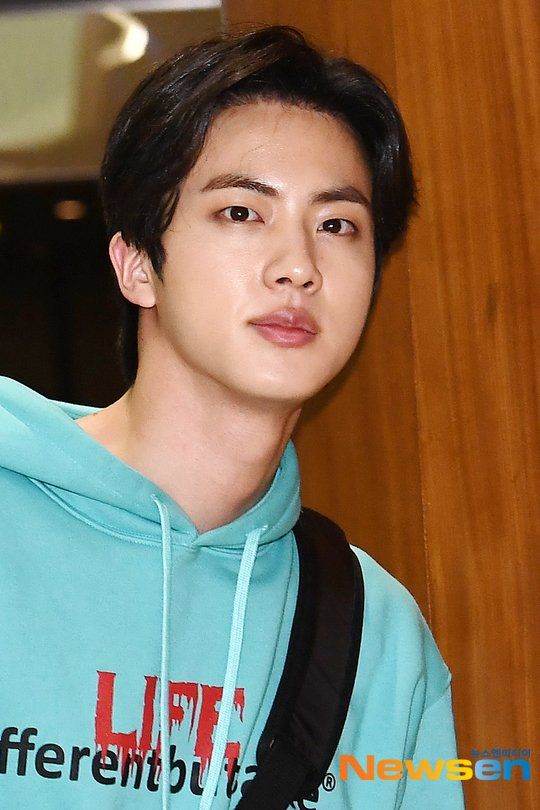 10 Pesona Jin Bts Ketika Tampil Tanpa Makeup Flawless 