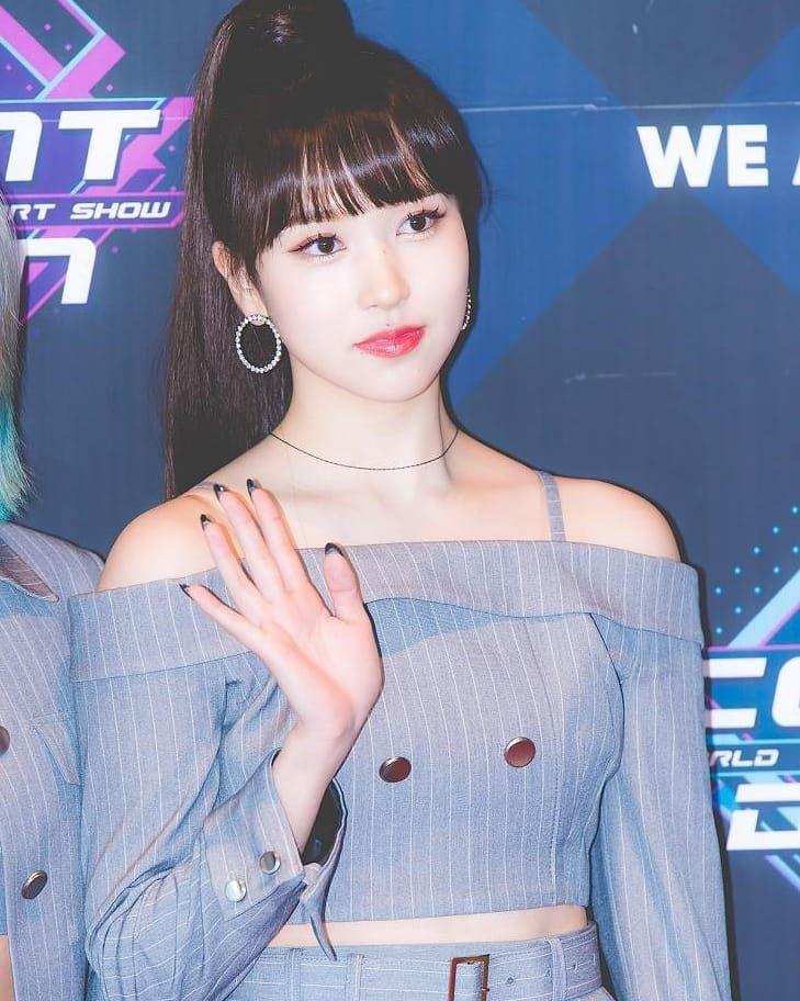 10 Potret Mina TWICE saat Pakai Off Shoulder Top, Elegan!